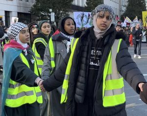 Younger women stewarding the protest against the war on Palestinians in Gaza (© London Intelligence ® 2023).